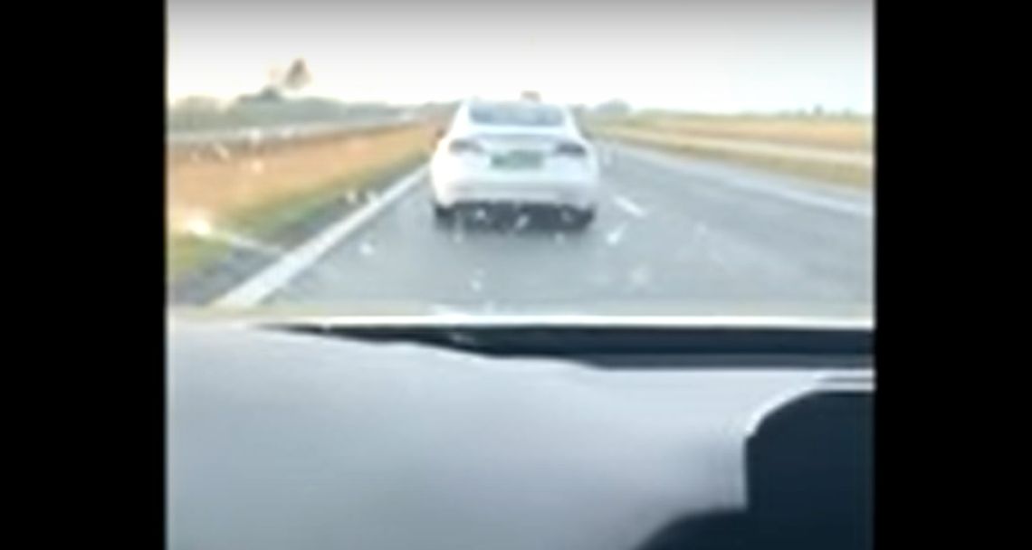 Kobieta spała za kierownicą. Co na to Tesla i policja? [VIDEO]