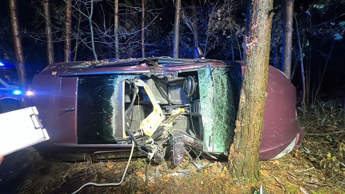 32-letni kierujący peugeotem nie dostosował prędkości do warunków panujących na drodze, stracił panowanie nad pojazdem i uderzył w przydrożne drzewo.