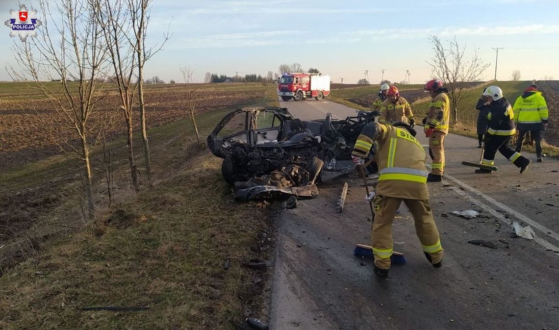 Kolejny śmiertelny wypadek w Zalesiu. Osobówka wjechała w autokar [ZDJĘCIA]