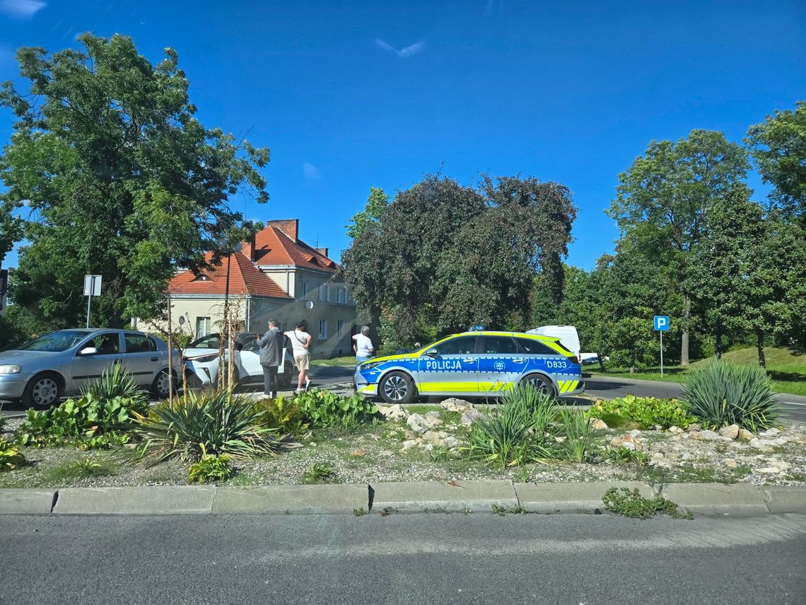 Kolizja przy rondzie i pijany kierowca z 3 promilami