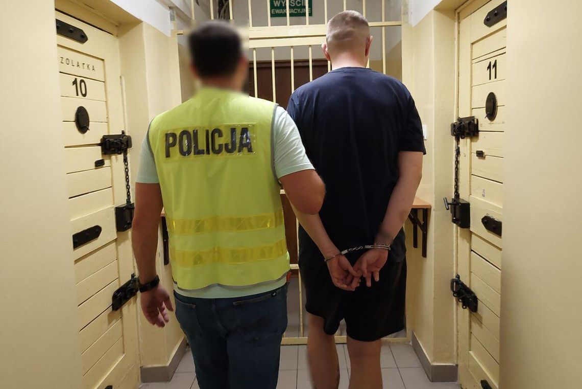 Gazem w ochroniarzy. Kradzież w supermarkecie w Chełmie zakończyła się zatrzymaniem poszukiwanego 26-latka Gazem w ochroniarzy. Kradzież w supermarkecie w Chełmie zakończyła się zatrzymaniem poszukiwanego 26-latka