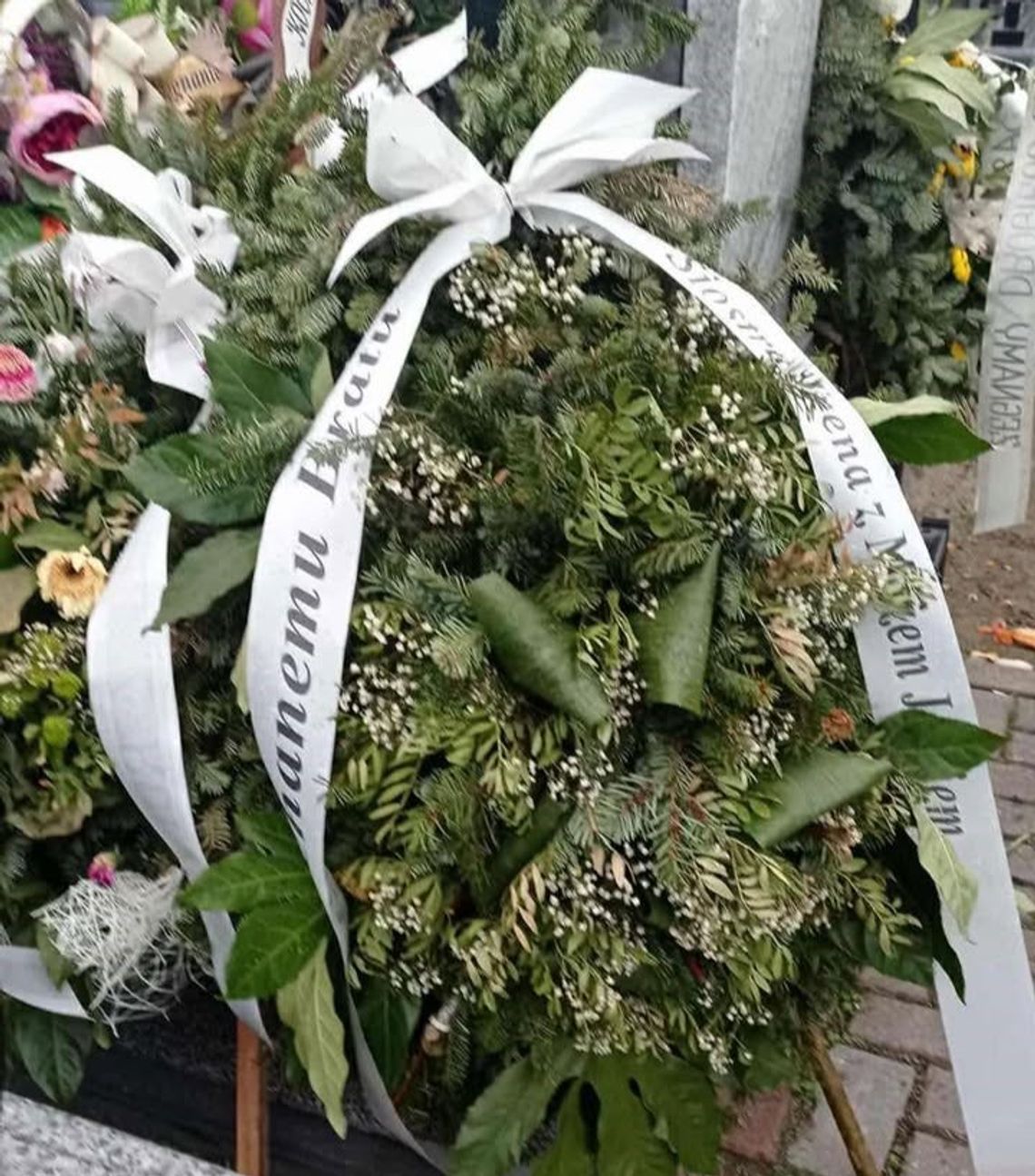 Chełm. Cmentarne hieny niszczą wieńce. „Po pogrzebie już w poniedziałek nie było róż”