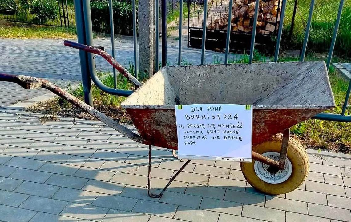 Krasnystaw. Taczka na ulicy, „szubienica” we wpisie burmistrza. Gorąca atmosfera wokół inwestycji na ul. Kaczej Krasnystaw. Taczka na ulicy, „szubienica” we wpisie burmistrza. Gorąca atmosfera wokół inwestycji na ul. Kaczej