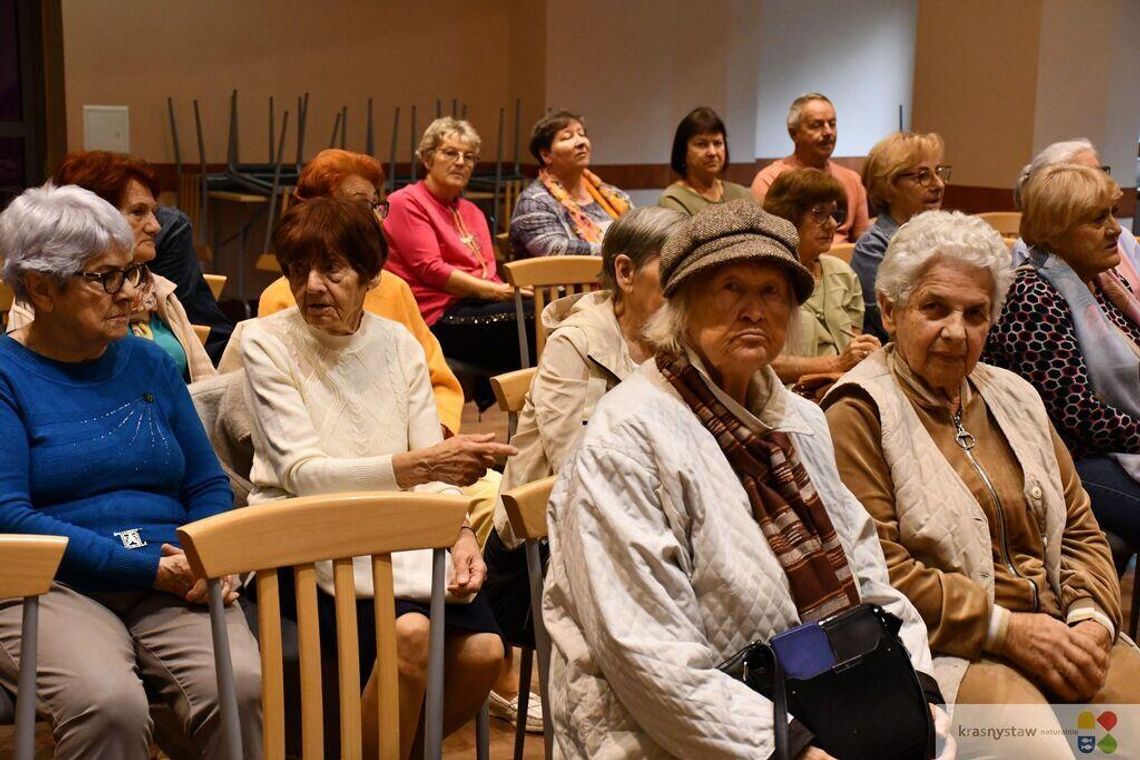 Bezpieczny Senior – starsi mieszkańcy Krasnegostawu dostali praktyczne wskazówki, jak unikać zagrożeń