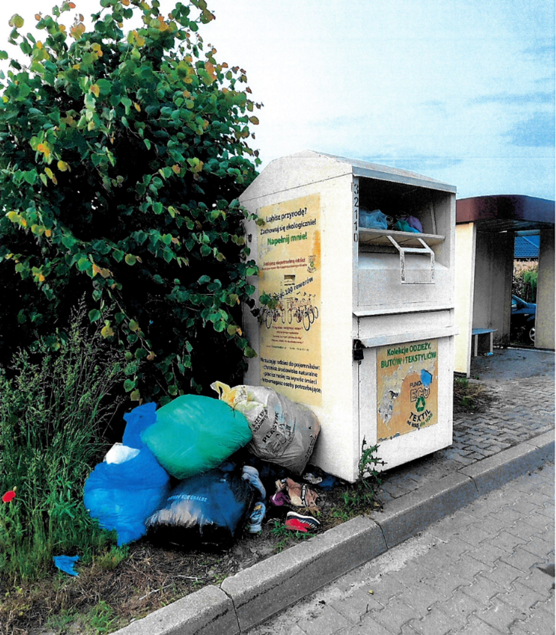 Krasnystaw. Góry ubrań przy kontenerach. Coś trzeba z tym zrobić!
