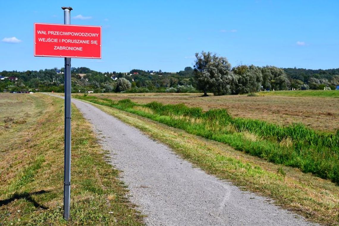 Krasnystaw. Jest zakaz wstępu na wał i ścieżkę, ale nie na stałe