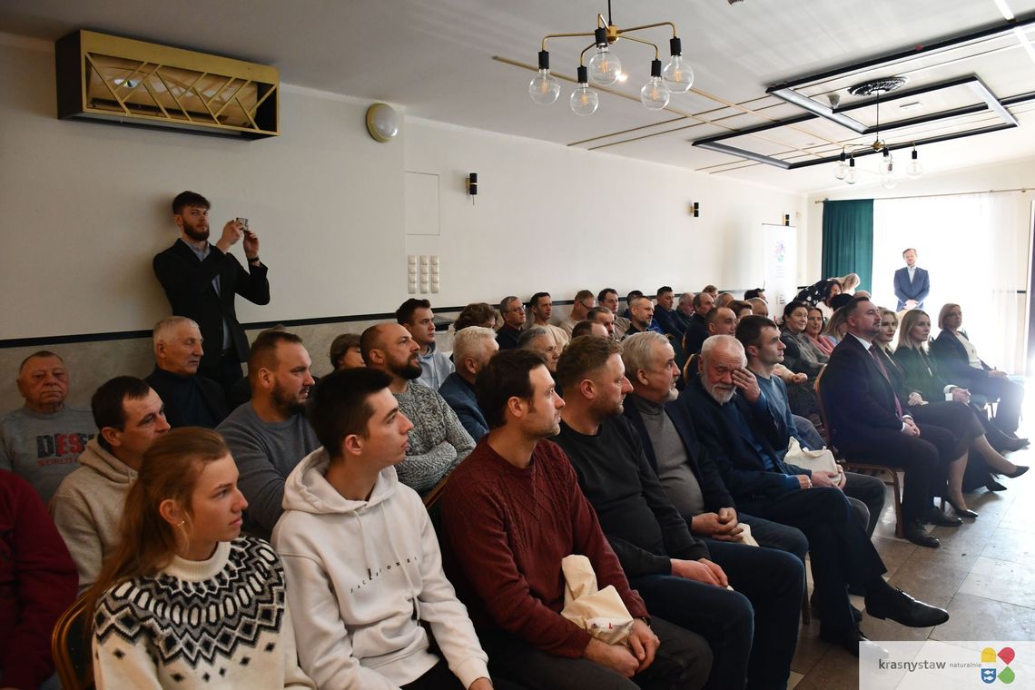 W Krasnymstawie odbyła się regionalna konferencja poświęcona kondycji i perspektywom rozwoju chmielarstwa w województwie lubelskim, gromadząc plantatorów, ekspertów, przedstawicieli instytucji naukowych i samorządowców.