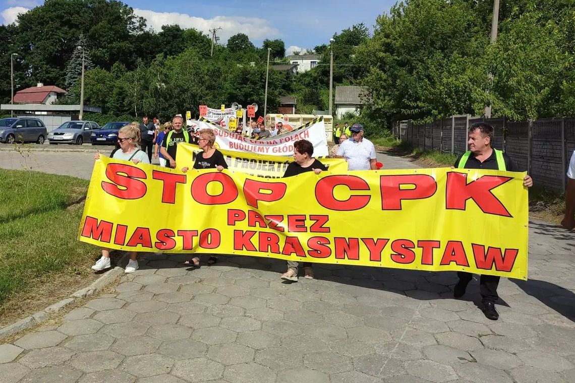 uczestnicy protestu niosą baner z napisem stop cpk przez miasto krasnystaw