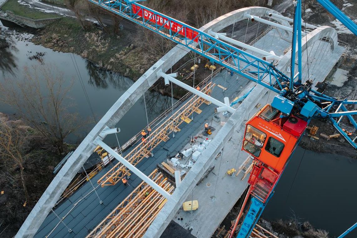 Krasnystaw. Od fundamentów po stalowe łuki – rok intensywnej budowy mostu [GALERIA ZDJĘĆ]