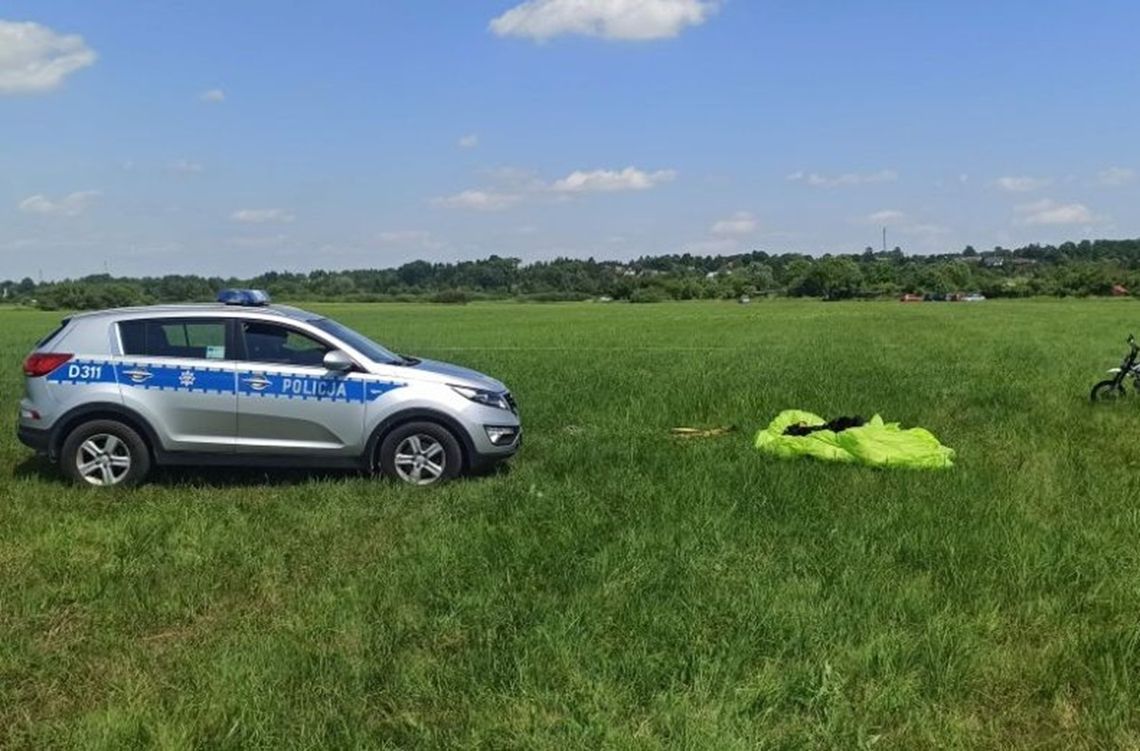 Krasnystaw. Paralotniarz spadł na ziemię z 10 metrów. Z obrażeniami ciała trafił do szpitala