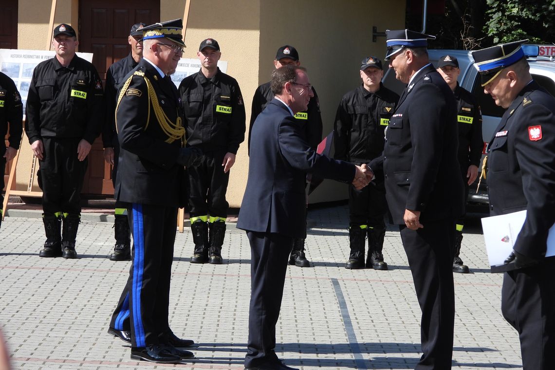 minister mariusz kamiński gratuluje druhom krasnostawskim