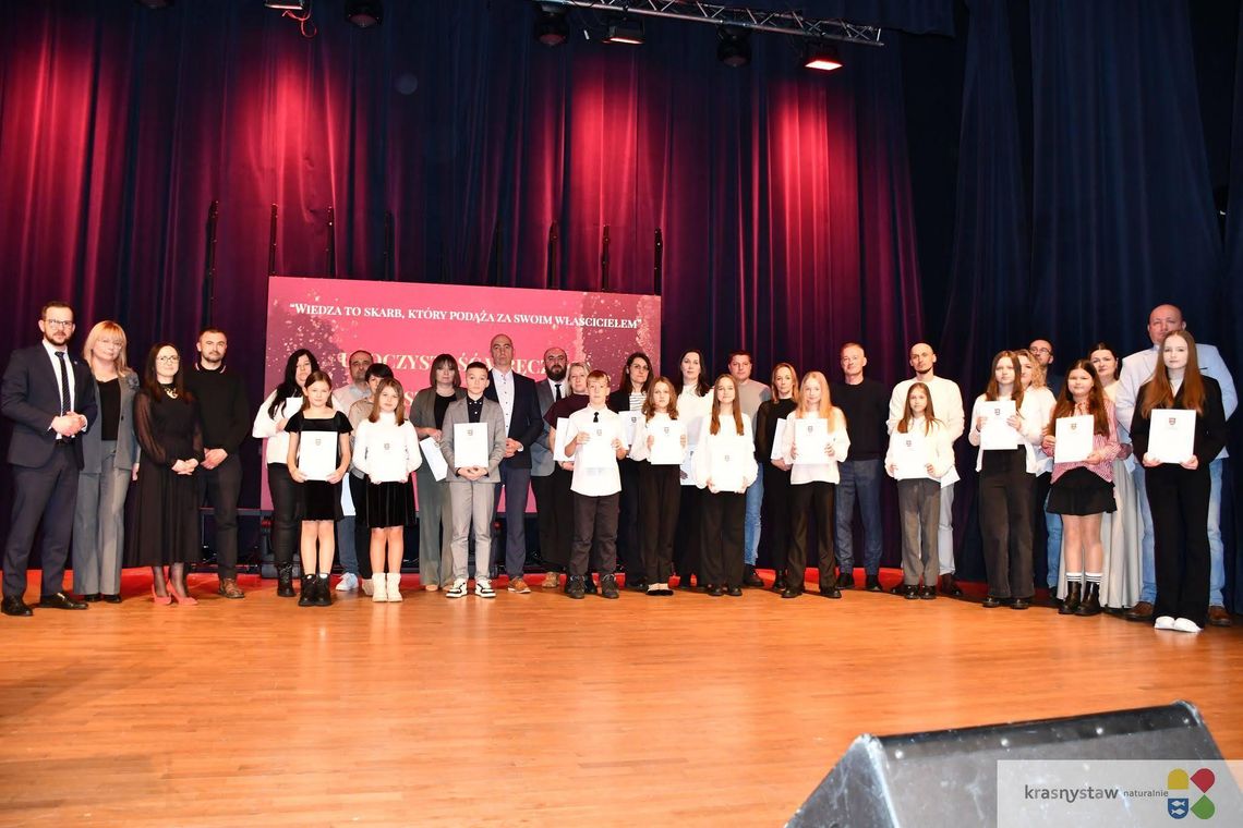 Krasnystaw. Stypendia burmistrza wręczone - uczniowie nagrodzeni za naukę, talent i sport [GALERIA ZDJĘĆ]