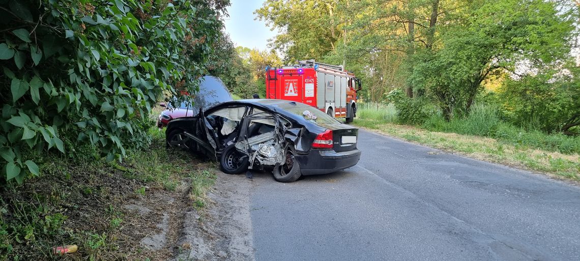 Krasnystaw. Wjechał w latarnię i skasował połowę auta