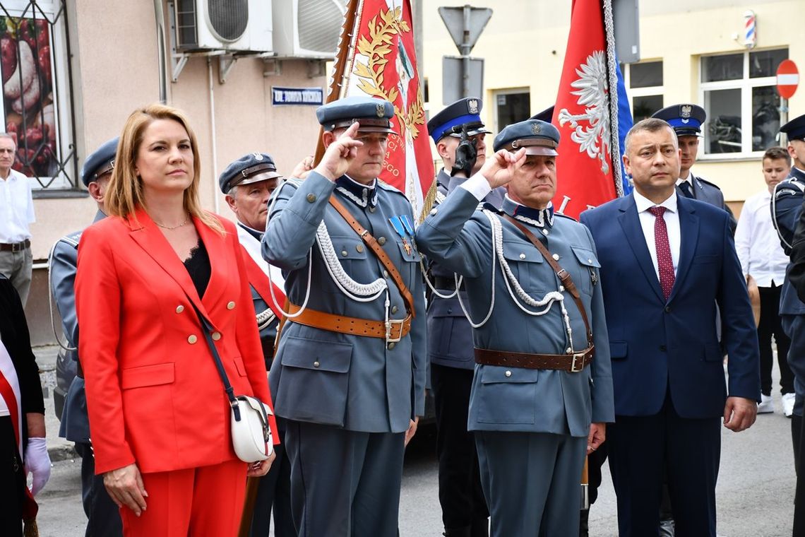 członkowie związku piłsudczyków salutują przy składaniu wiązanki kwiatów