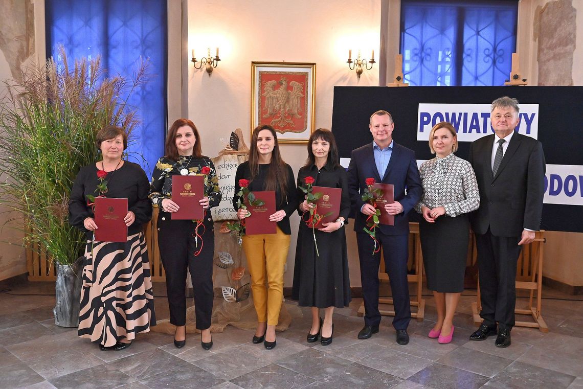 Krasnystaw. Z okazji Dnia Nauczyciela nagrodzili pedagogów placówek powiatowych