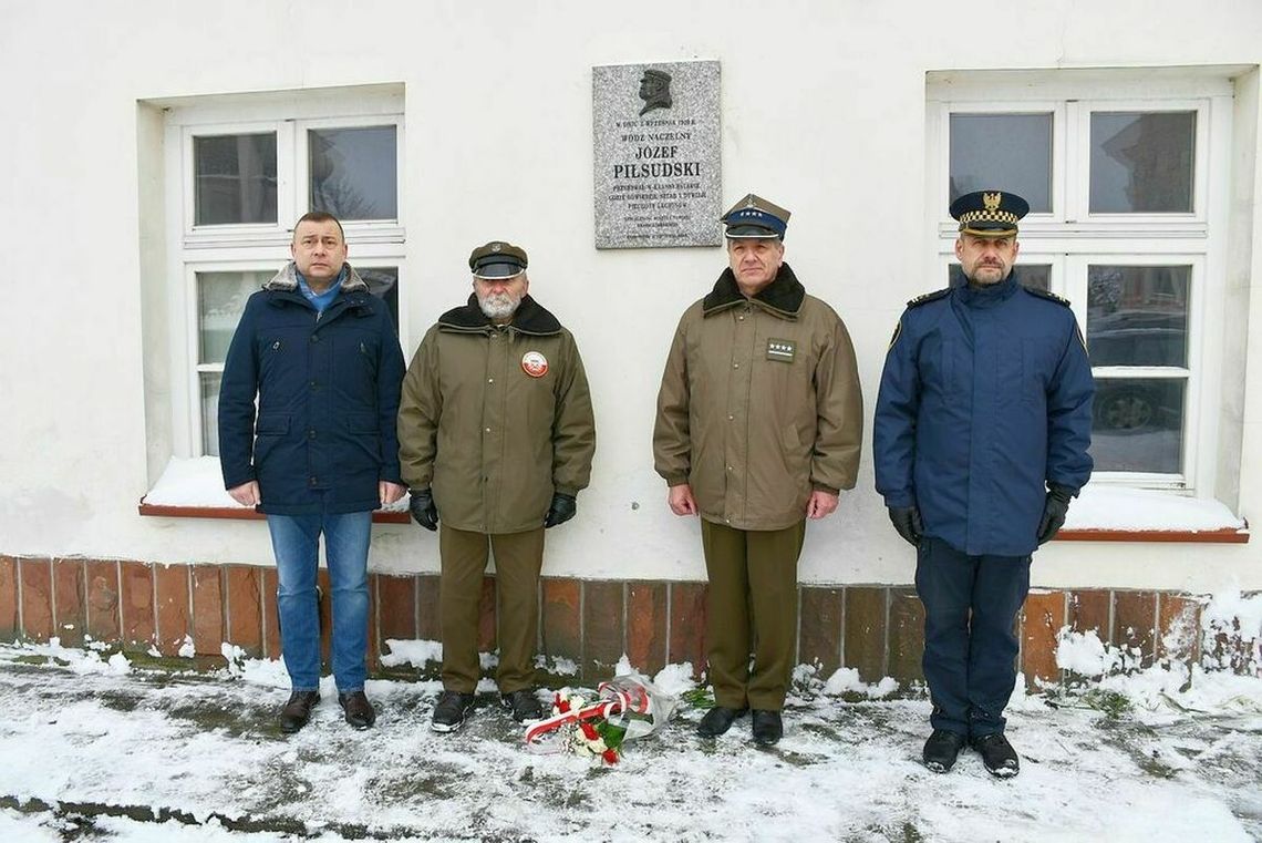 Krasnystaw. Złożyli kwiaty w urodziny marszałka [ZDJĘCIA]