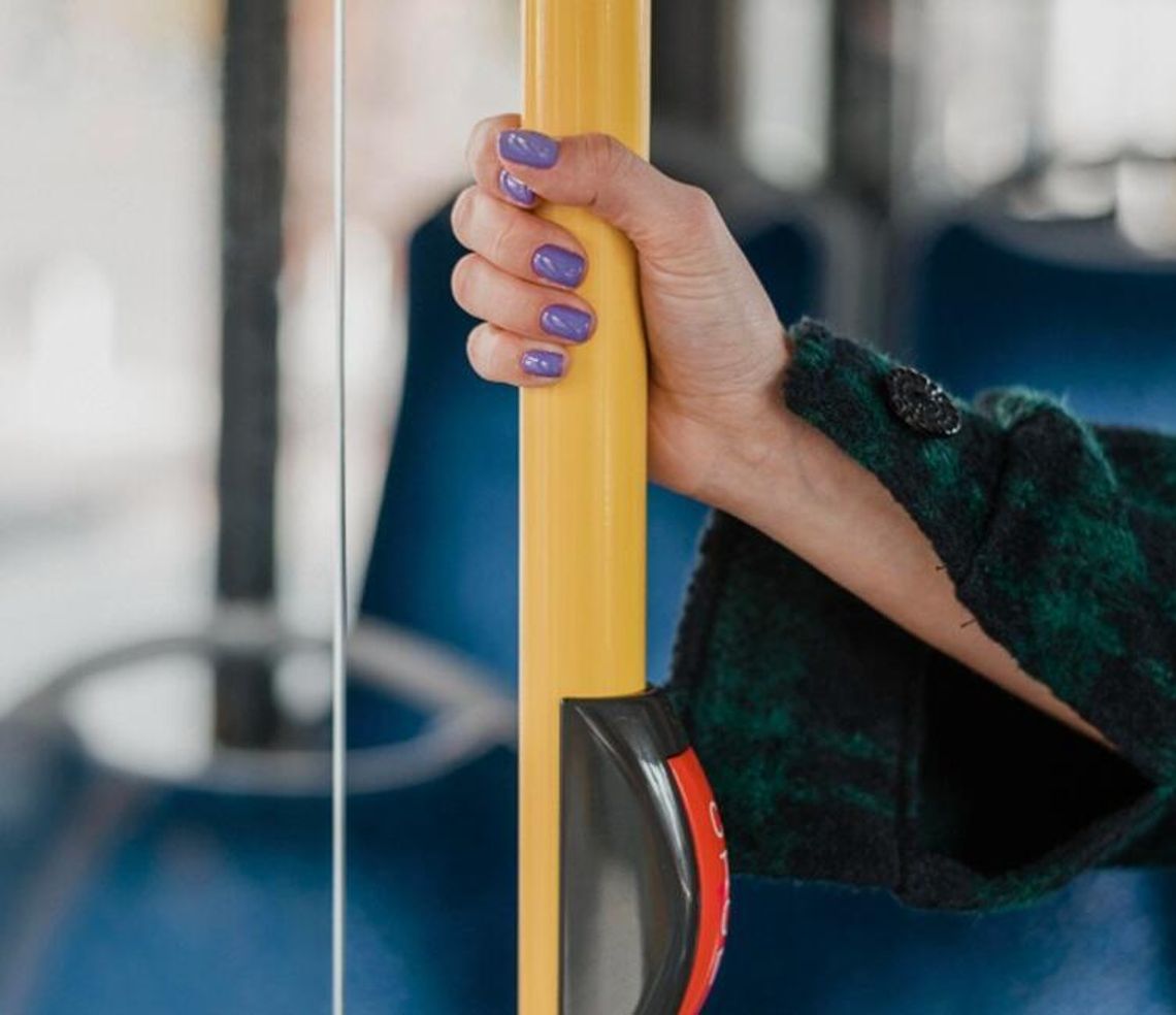 Krwiodawcy pojadą autobusami za darmo? Jest petycja w gminie Chełm Czy najbardziej zasłużeni honorowi dawcy krwi będą mogli bezpłatnie korzystać z autobusów Gminnej Komunikacji Samochodowej w gminie Chełm? Do urzędu w Pokrówce wpłynęła petycja, której autor proponuje wprowadzenie takiego rozwiązania od 2027 roku. Wniosek skierowano do wójta i radnych.