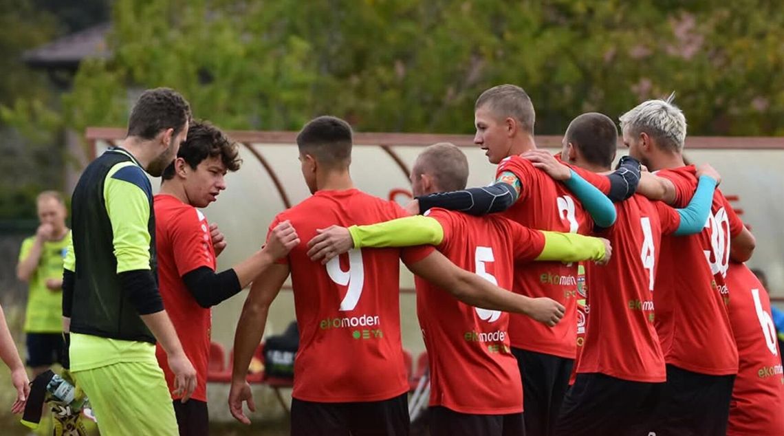 KS Bezek przewodzi stawce