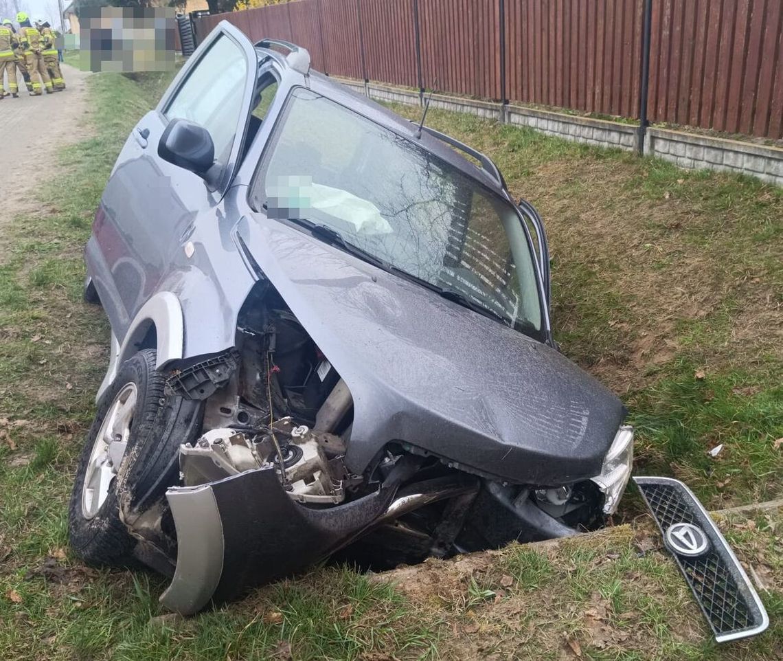 Daihatsu roztrzaskane o przepust. Ciężko ranny senior walczy o zdrowie w szpitalu