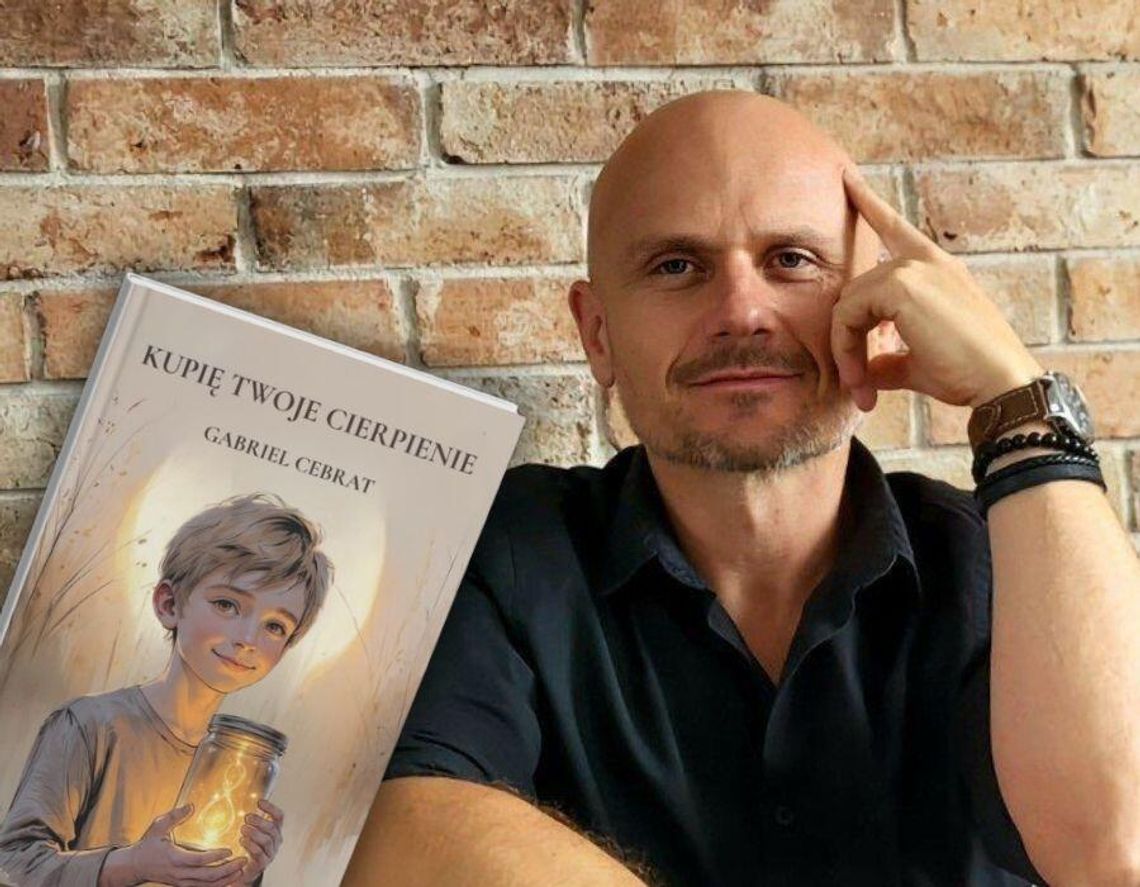 Gabriel Cebrat, autor „Kupię twoje cierpienie” – książki opowiadającej o emocjach i cierpieniu widzianych z dziecięcej perspektywy.