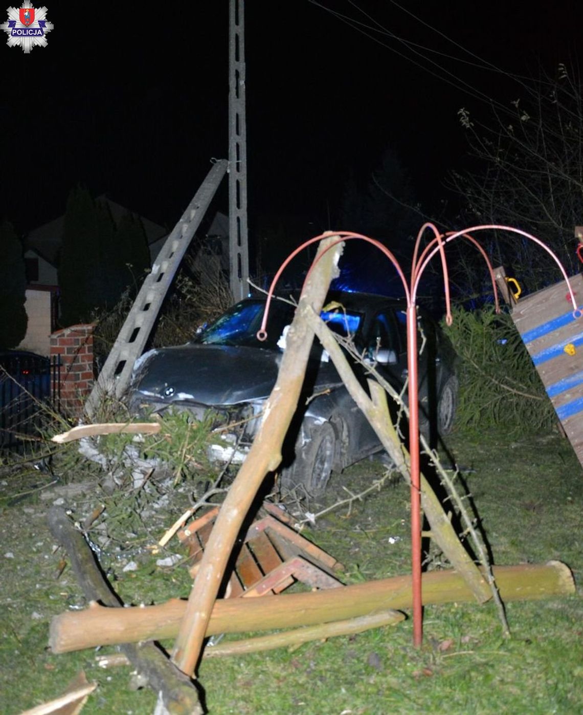 Szaleńcza ucieczka przed policją. Bmw uderzyło w słup