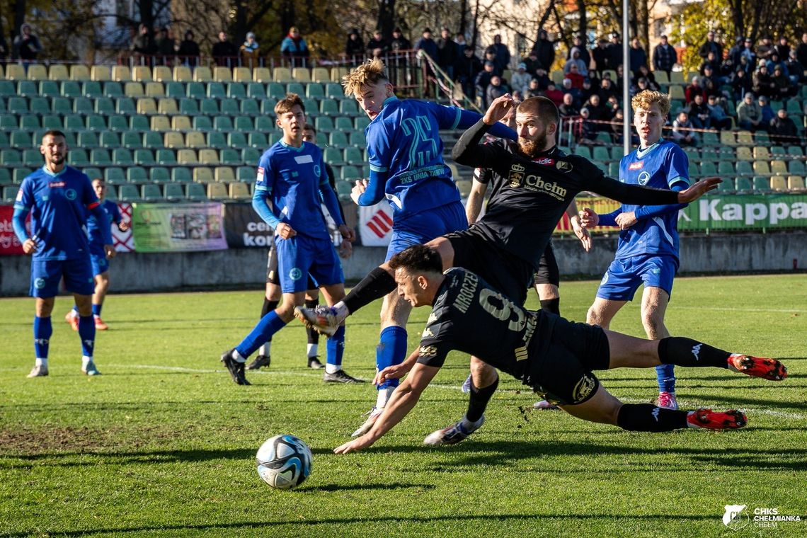 Lądują w środku stawki