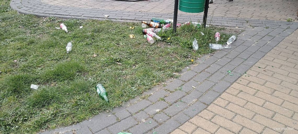 Weekendowe spotkanie towarzyskie przy altanie obok urzędu w Rudzie-Hucie mogło skończyć się dla grupy młodych ludzi poważnymi konsekwencjami. Zamiast wezwań na policję i wstydu przed rodzicami, wybrali jednak dojrzałość i odpowiedzialność.