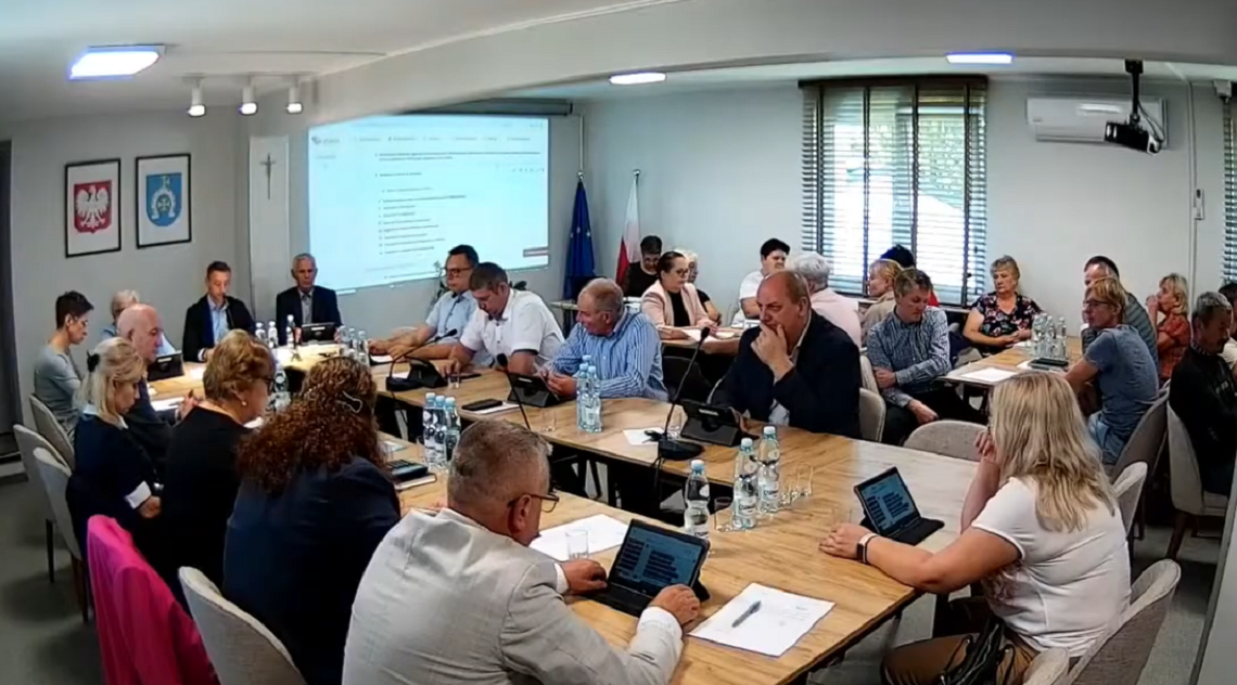 Radni gminy Leśniowice jednogłośnie przyjęli zmiany w tegorocznym budżecie. Planowany deficyt zmniejszył się o niespełna 1,19 mln zł, a gmina ograniczy również wysokość planowanych kredytów i pożyczek. Jednocześnie samorząd zwiększa wydatki m.in. na modernizację wodociągów, infrastrukturę.