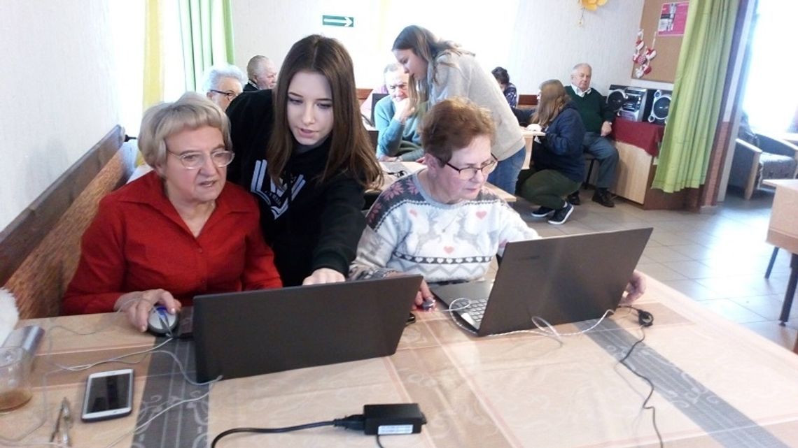 Licealistki uczą seniorów internetu