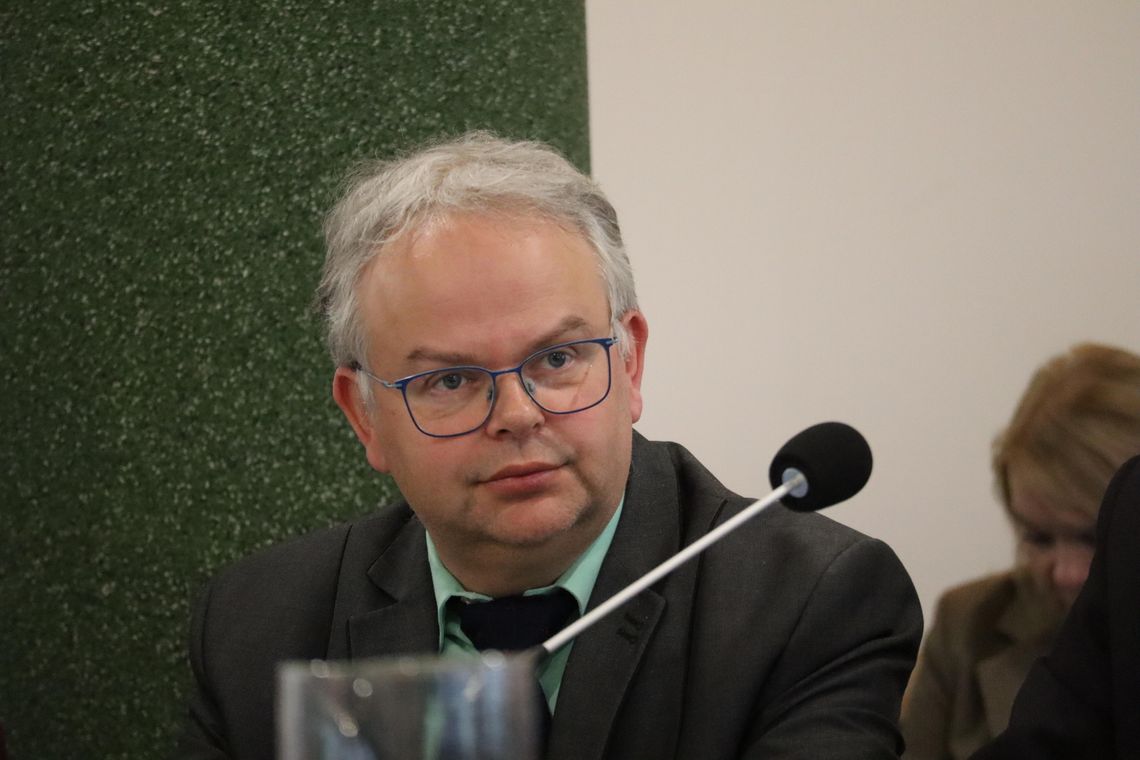 Lipy, śmietniczki i droga do naprawy. Trzy interpelacje radnego Lipczuka