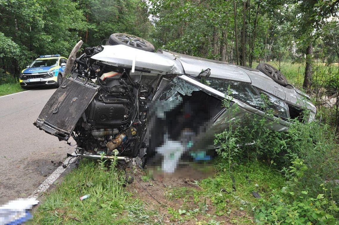 Audi uderzyło w drzewo. 31-latka wypadła z auta. Zmarła w szpitalu Audi uderzyło w drzewo. 31-latka wypadła z auta. Zmarła w szpitalu