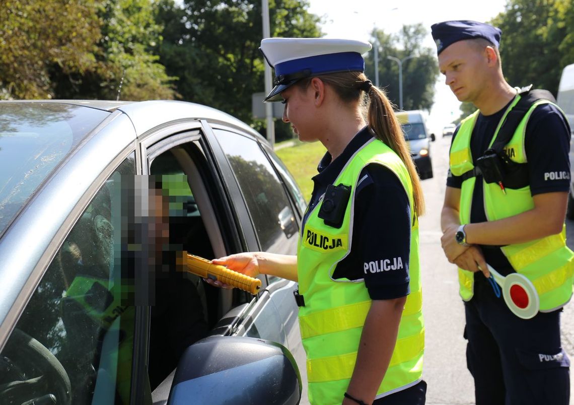 Policjantka stoi przy samochodzie