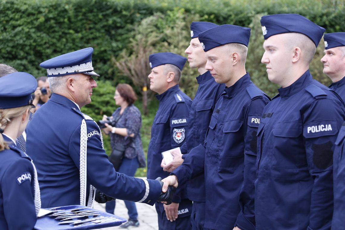 komendant wojewódzki gratuluje policjantowi