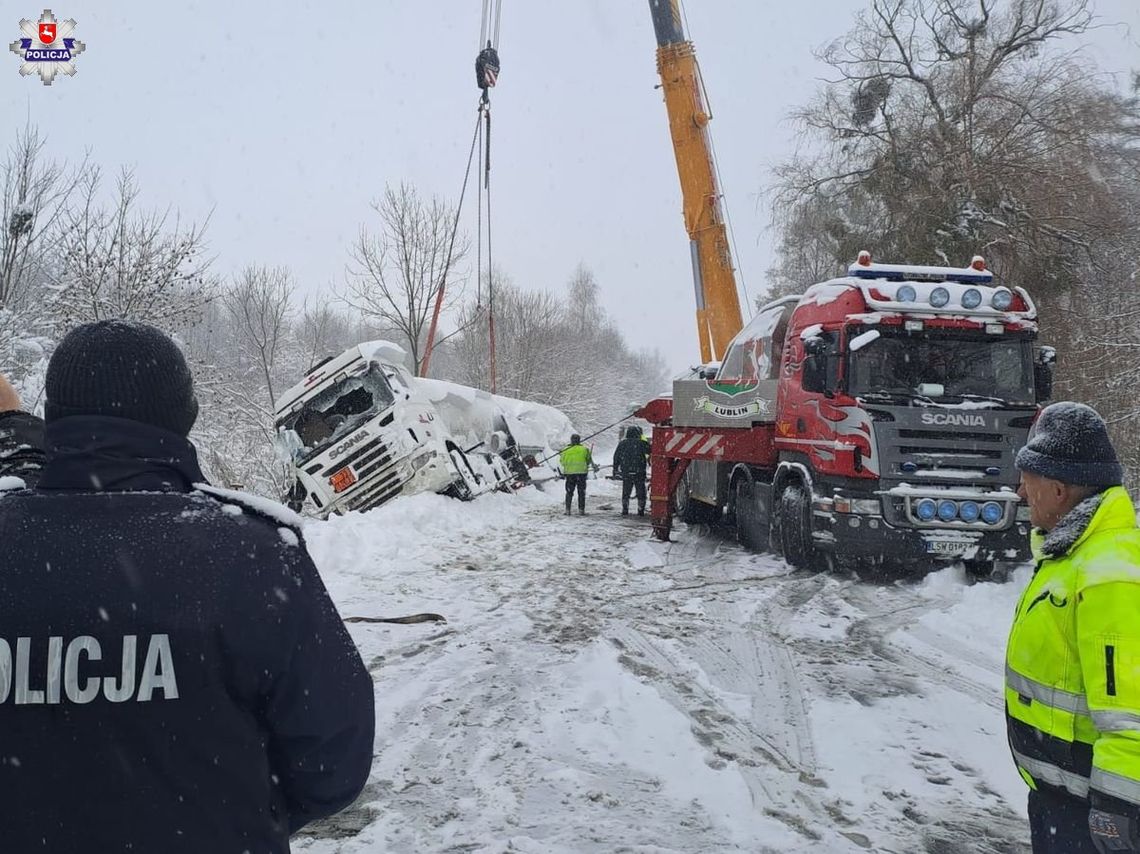 Region. Trzy wypadki i kilkanaście kolizji. Postawili cysternę w Krupem [WIDEO]