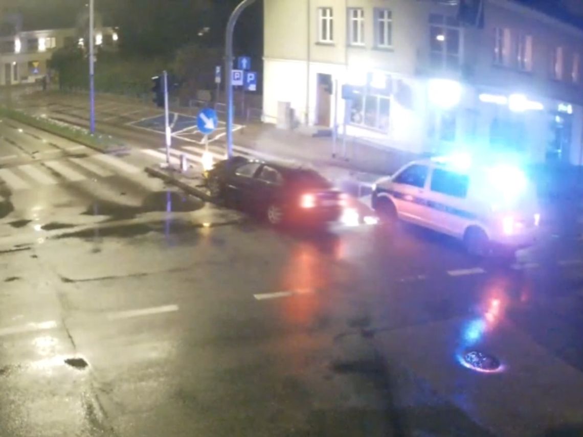Jeździł zygzakiem po mieście. Uderzył w słup [FILM]