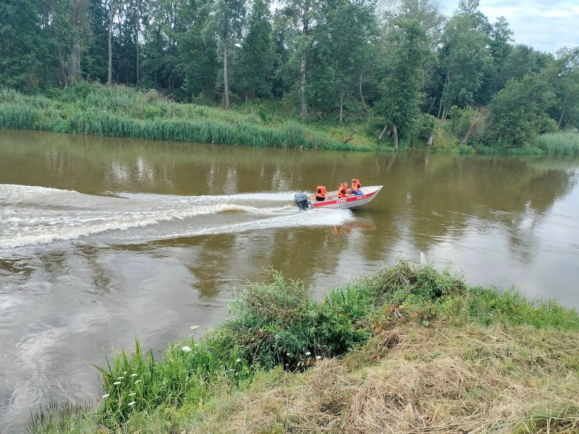 Makabryczne odkrycie w Bugu. Zwłoki dryfowały kilka metrów od brzegu [ZDJĘCIA]