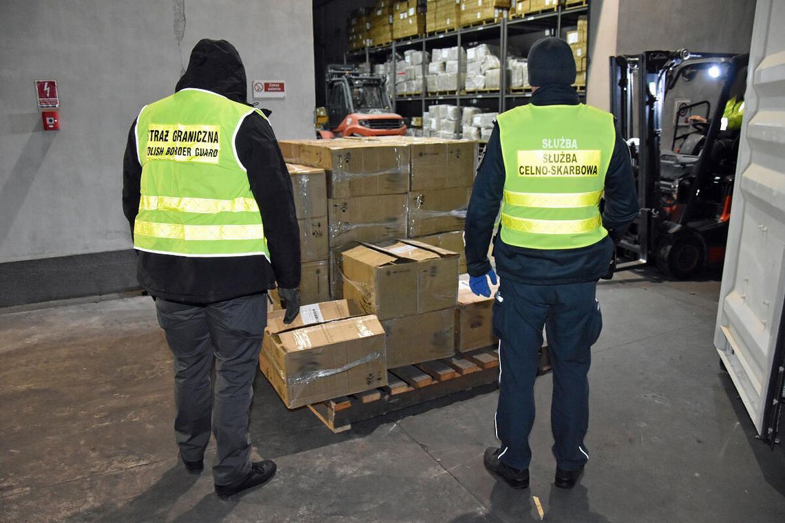 24 tys. paczek papierosów z białoruską akcyzą za ponad 420 tys. zł w kontenerze z Chin [ZDJĘCIA]