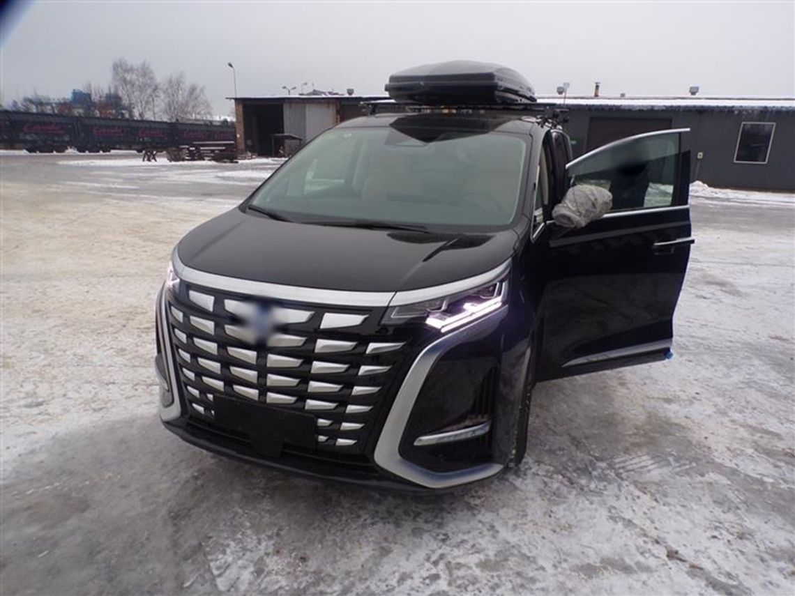 Celnicy zatrzymali 15 aut z Chin. Co ich zaniepokoiło? [ZDJĘCIA]