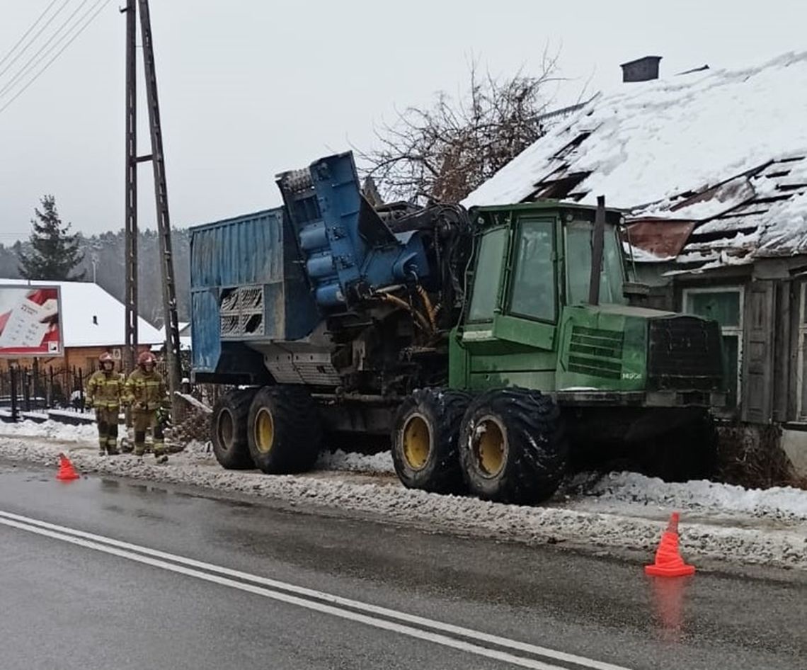 Maszyna leśna zsunęła się na ciężarówkę, a potem uderzyła w dom