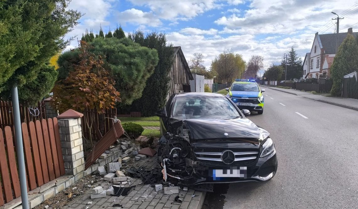 Mercedes wjechał w betonowe ogrodzenie. Kierowca z promilami i po narkotykach Funkcjonariusze zastali stojący częściowo na chodniku uszkodzony pojazd, który uderzył w betonowe ogrodzenie jednej z posesji
