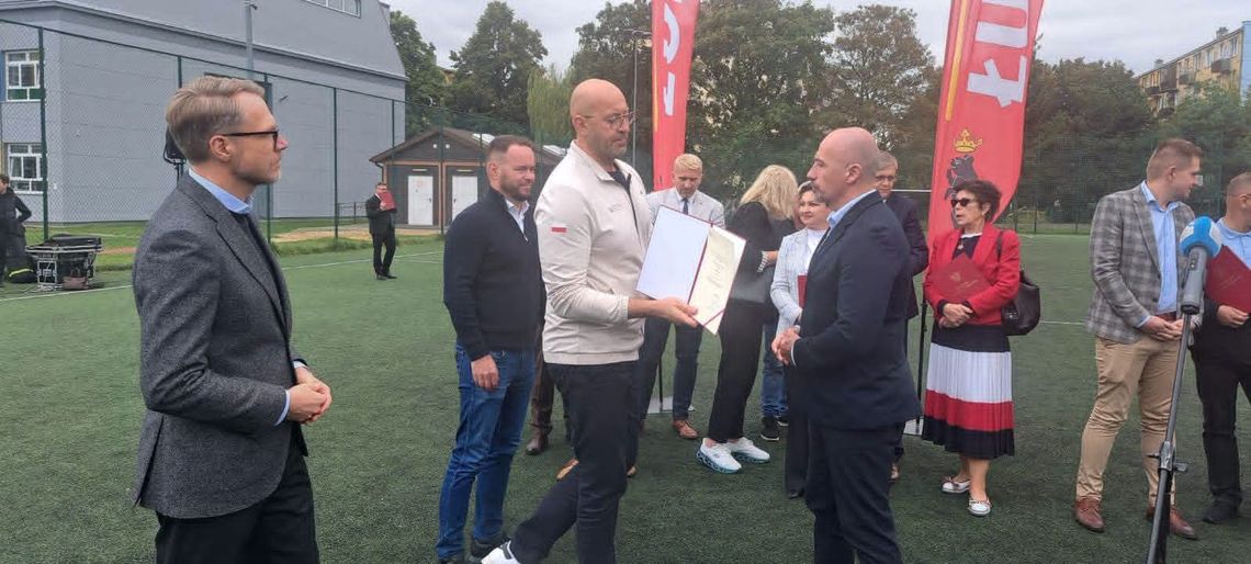 Rejowiec Fabryczny z półmilionowym wsparciem. Orlik przejdzie modernizację, powstanie też mini boisko Rejowiec Fabryczny otrzyma 500 tys. zł na modernizację miejskiego kompleksu sportowego „Moje Boisko - Orlik 2012”. W ramach inwestycji odnowione zostanie istniejące boisko, a tuż obok powstanie nowe mini boisko przeznaczone dla najmłodszych. Decyzję o przyznaniu dofinansowania ogłoszono 24 września.