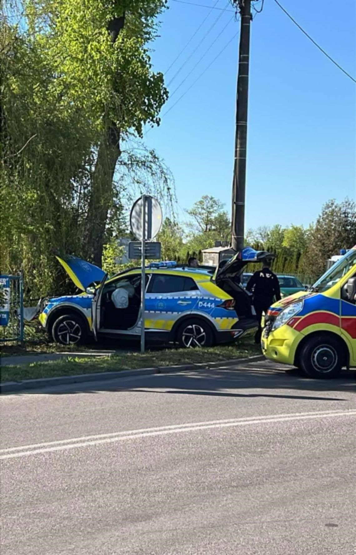 Policyjny radiowóz wjechał w płot. Mundurowi jechali do wypadku Policyjny radiowóz wjechał w płot. Mundurowi jechali do wypadku