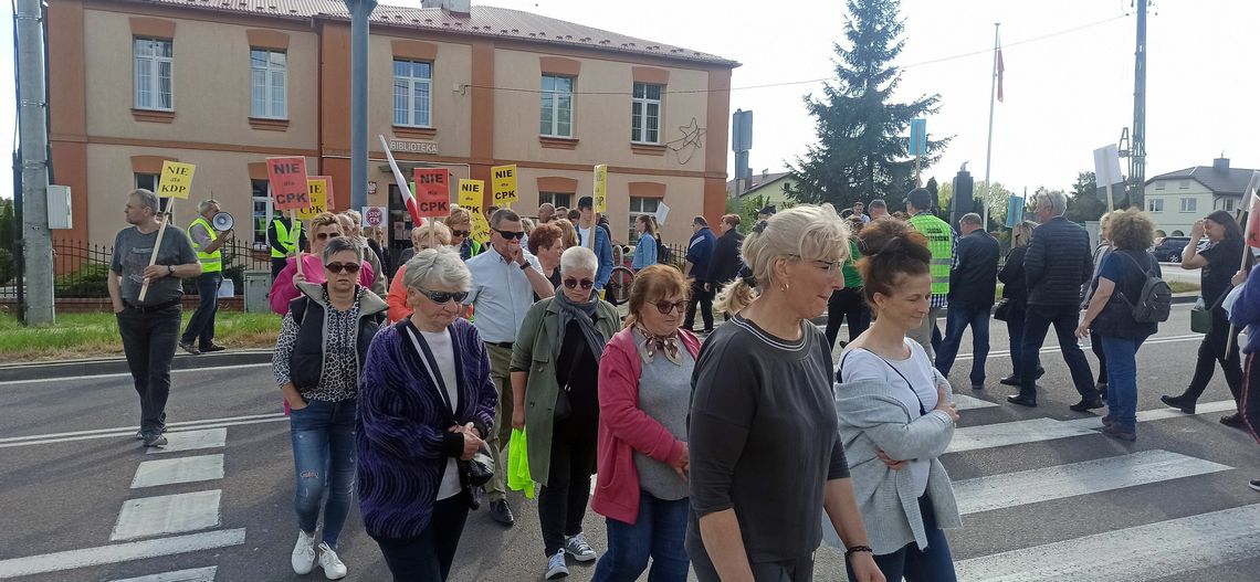 Mieszkańcy nie ustępują ws. linii do CPK. Ponownie blokowali przejazd krajówką