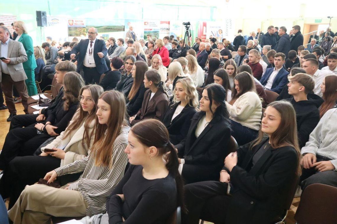 Mieszkańcy Tomaszowa Lubelskiego w oczekiwaniu na prezydenta Karola Nawrockiego [ZDJĘCIA]