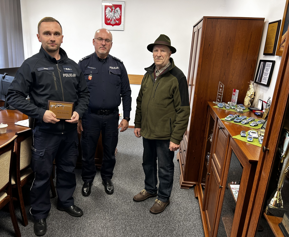 Mieszkaniec Krasnegostawu złożył nietypowe podziękowania dzielnicowemu. Wręczył mu pamiątkową tabliczkę Mieszkaniec Krasnegostawu złożył nietypowe podziękowania dzielnicowemu. Wręczył mu pamiątkową tabliczkę