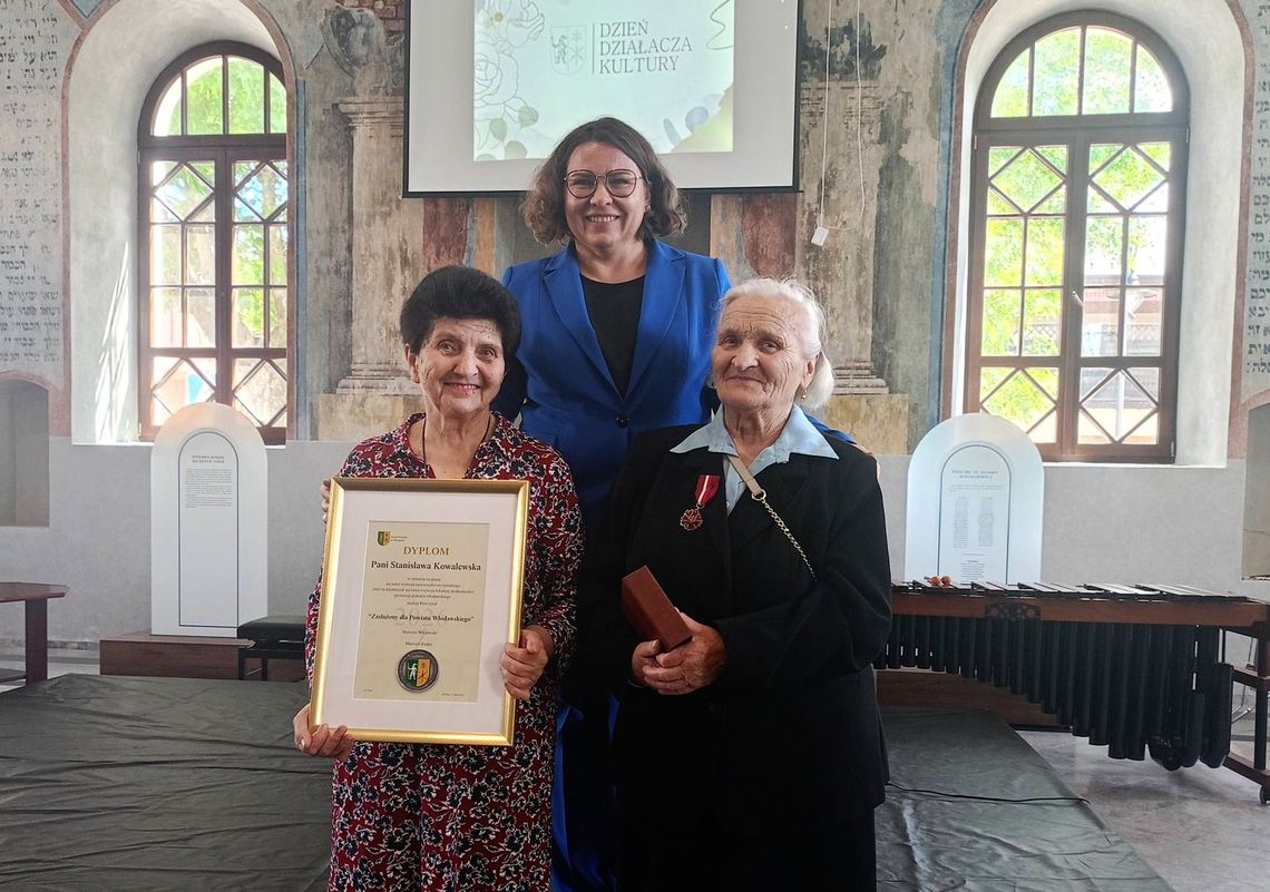 Mieszkanki gminy Hanna docenione podczas obchodów Dnia Działacza Kultury na zdjęciu są Stanisława Kowalewska, Iwona Kraszczyńska i Jadwiga Karolina Demianiuk