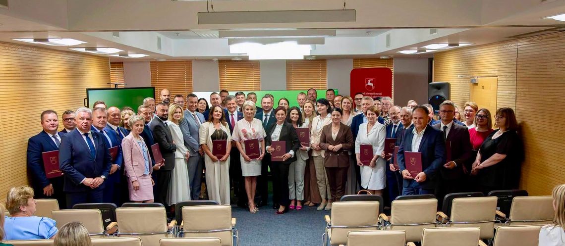 Miliony na drogi dojazdowe do pól. Nasze gminy inwestują w infrastrukturę rolną Samorząd województwa przeznaczył kolejne miliony złotych na rozwój infrastruktury drogowej na terenach wiejskich. Dokładnie 20 lipca w Urzędzie Marszałkowskim Województwa Lubelskiego w Lublinie podpisano 42 umowy dotyczące budowy i modernizacji dróg dojazdowych do gruntów rolnych.