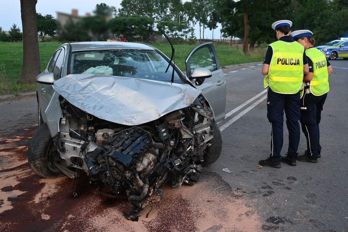 Młoda kierująca uderzyła w drzewo w Krobonoszy. Śmigłowiec LPR zabrał nastolatkę do szpitala Młoda kierująca uderzyła w drzewo w Krobonoszy. Śmigłowiec LPR zabrał nastolatkę do szpitala