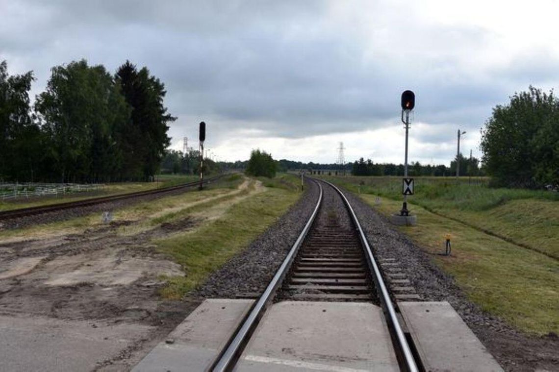 Młody chłopak i policjanci uratowali 16-latka. Znaleźli go blisko torów, pijanego