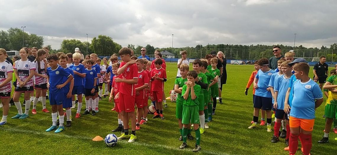 Młodzi piłkarze grali pod okiem legendy Turniej o Kryształową Piłkę w Siennica Nadolnej